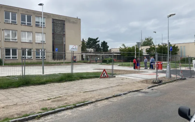FOTO: Rekonstrukce ZUŠ Střezina v Hradci Králové pokračuje. Do konce měsíce bude hotové parkoviště, dělníci se pustí do vnitřních prostor