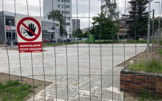 FOTO: Rekonstrukce ZUŠ Střezina v Hradci Králové pokračuje. Do konce měsíce bude hotové parkoviště, dělníci se pustí do vnitřních prostor