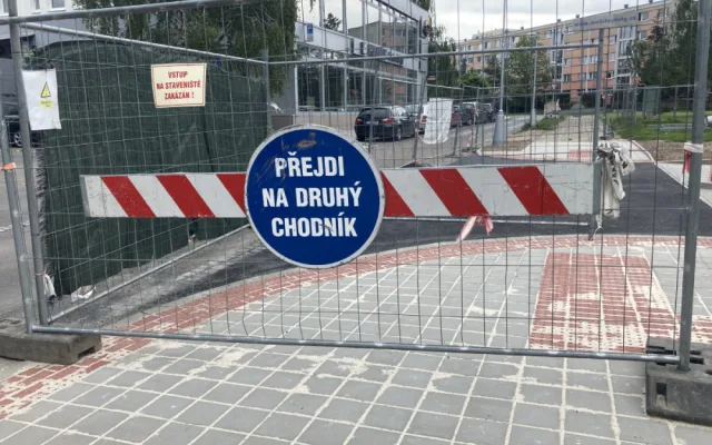 FOTO: Rekonstrukce ZUŠ Střezina v Hradci Králové pokračuje. Do konce měsíce bude hotové parkoviště, dělníci se pustí do vnitřních prostor