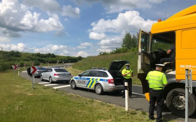 Při bezpečnostní akci na dálnici D11