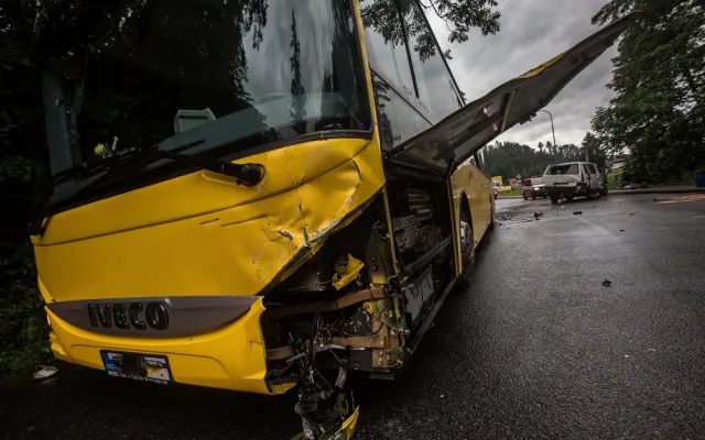 Střet autobusu a dodávky v Náchodě