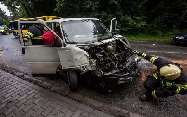 Střet autobusu a dodávky v Náchodě
