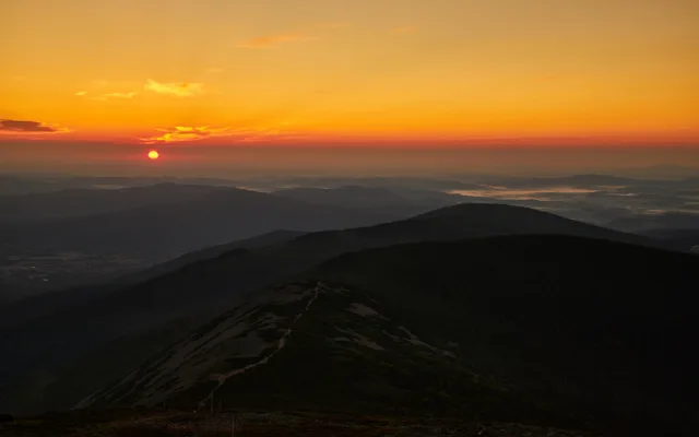 600 lidí se o víkendu vydalo na Sněžku pozorovat východ slunce