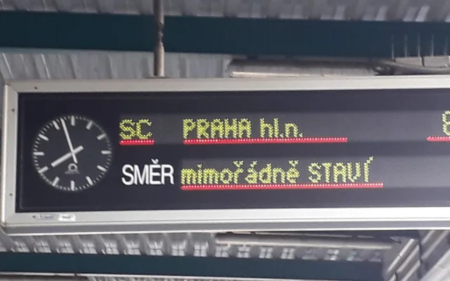 Přes hlavní vlakové nádraží v Hradci jelo mimořádně Pendolino a expresy. U Chocně srazil vlak člověka