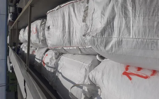 VIDEO: Královéhradečtí celníci zastavili kamion s 25 tunami nelegálního odpadu. Pokuta se může vyšplhat na 50 milionů