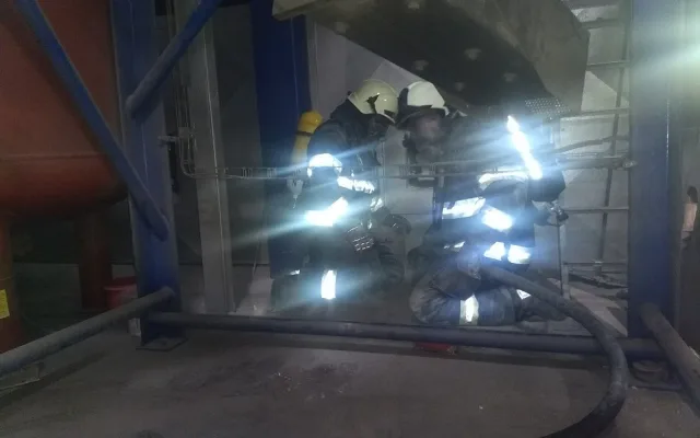 Hasiči u požáru kotle na biomasu v Borohrádku
