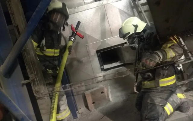 Hasiči u požáru kotle na biomasu v Borohrádku