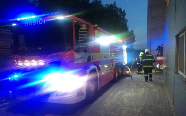 Hasiči u požáru kotle na biomasu v Borohrádku