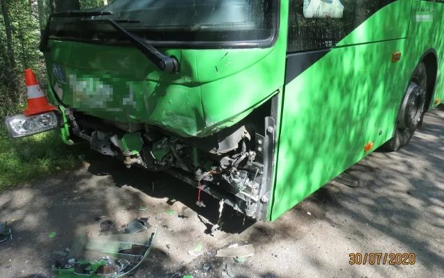 Řidiči se za volantem udělalo špatně. Čelně se srazil s autobusem