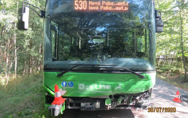 Řidiči se za volantem udělalo špatně. Čelně se srazil s autobusem