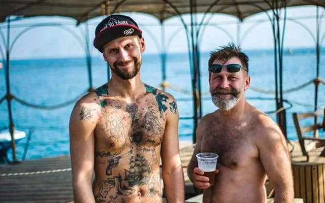 Johny Rum má na zádech vytetované Velké náměstí. Byl to tvůj nejlepší nápad, řekla jeho rodina