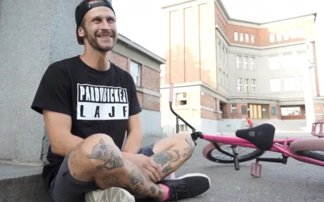 Johny Rum má na zádech vytetované Velké náměstí. Byl to tvůj nejlepší nápad, řekla jeho rodina