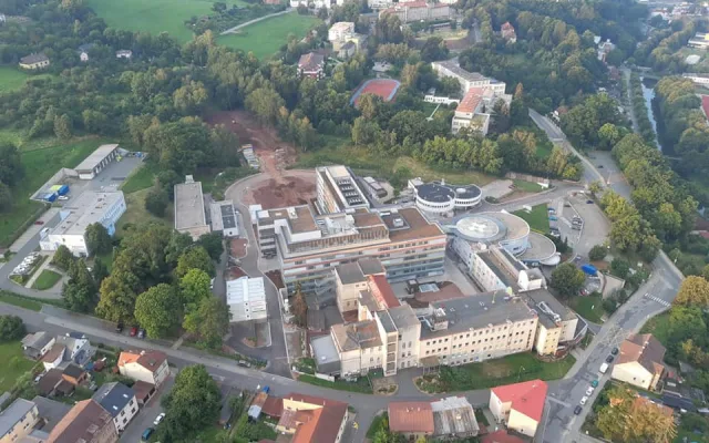 FOTO: Náchodská nemocnice je zkolaudovaná. První pacienty začne ošetřovat na jaře příštího roku