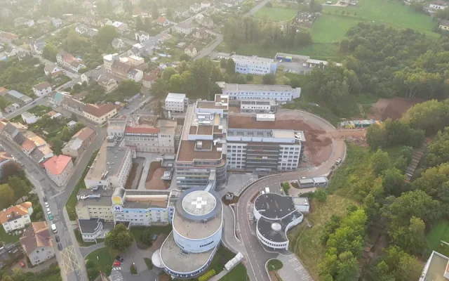 FOTO: Náchodská nemocnice je zkolaudovaná. První pacienty začne ošetřovat na jaře příštího roku