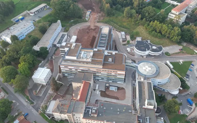 FOTO: Náchodská nemocnice je zkolaudovaná. První pacienty začne ošetřovat na jaře příštího roku