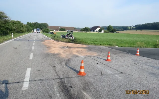 Po srážce vyletěl motor z auta 30 metrů daleko. K nehodě letěl vrtulník
