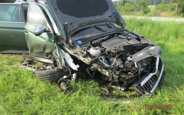 Po srážce vyletěl motor z auta 30 metrů daleko. K nehodě letěl vrtulník