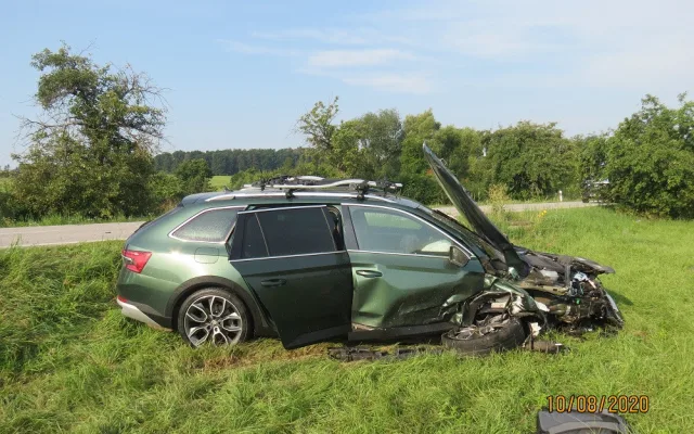 Po srážce vyletěl motor z auta 30 metrů daleko. K nehodě letěl vrtulník