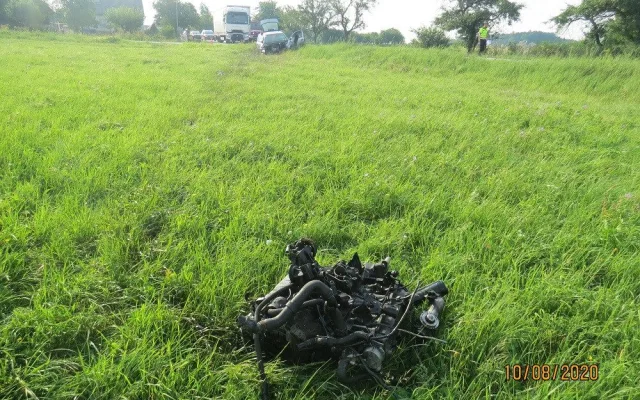 Po srážce vyletěl motor z auta 30 metrů daleko. K nehodě letěl vrtulník