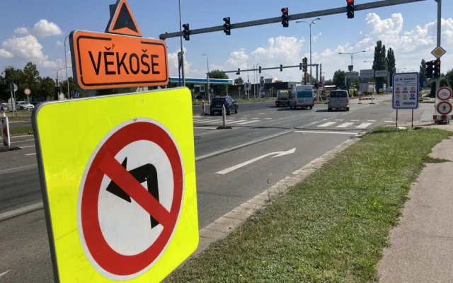 Oprava Gočárova okruhu o víkendu uzavře další křižovatku. Řidiči musí počítat s komplikacemi