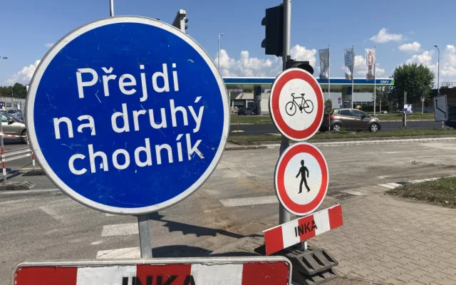 Oprava Gočárova okruhu o víkendu uzavře další křižovatku. Řidiči musí počítat s komplikacemi