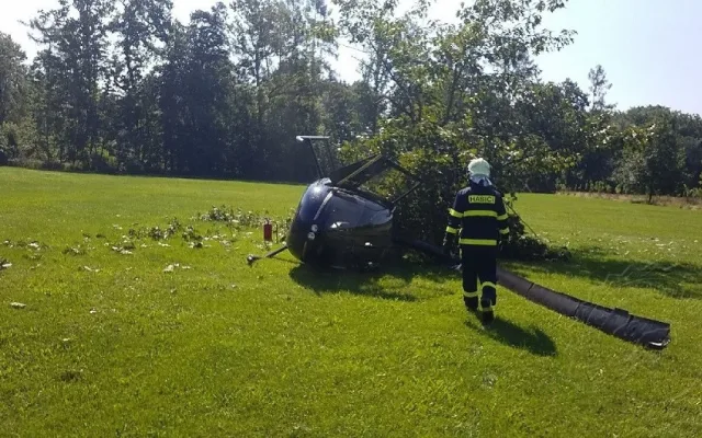 vrtulník, který spadl do zámecké zahrady