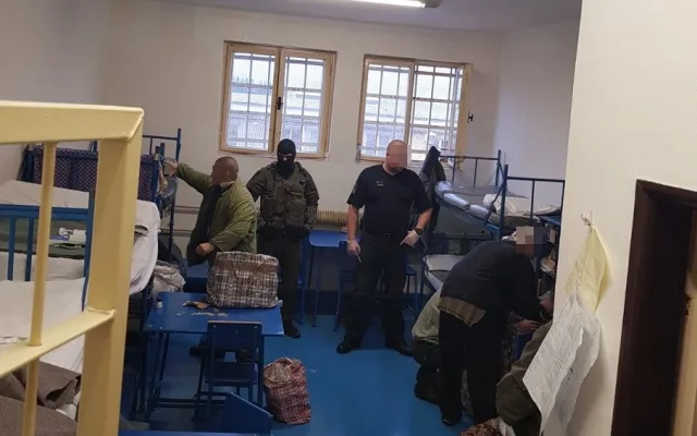 Policie obvinila další lidi z pašování drog do valdické věznice. Jejich počet už stoupl na patnáct