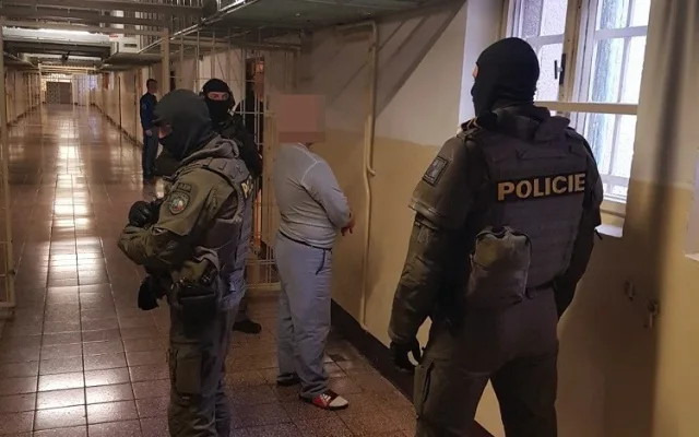 Policie obvinila další lidi z pašování drog do valdické věznice. Jejich počet už stoupl na patnáct