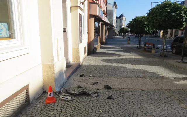 místo, kde řidič narazil do domu