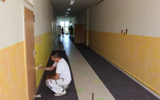Práce na chodbě v horním patře ZŠ Železnická