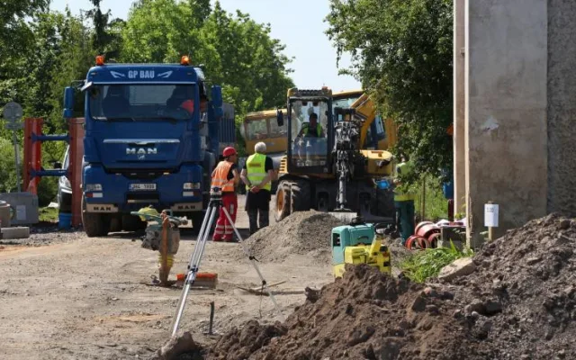 Práce na Krkonošské ulici ve Dvoře Králové nad Labem