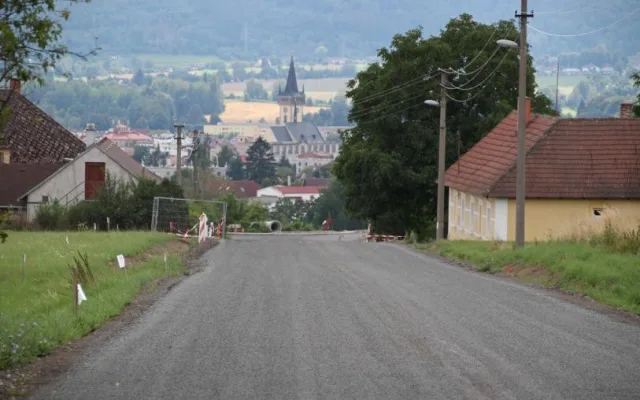 Práce na Krkonošské ulici ve Dvoře Králové nad Labem