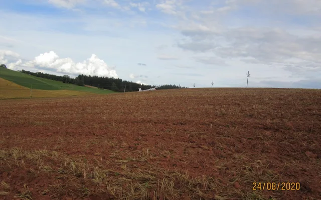 Větroň, který přistál v oraništi