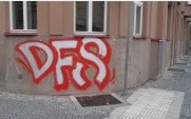 Jeden z poničených domů v centru Hradce