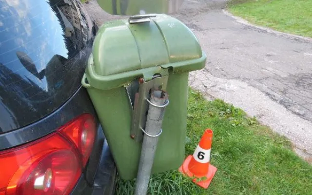 FOTO: Policie během víkendu chytla osm řidičů pod vlivem. Jedna z nich autem skončila na lávce pro pěší