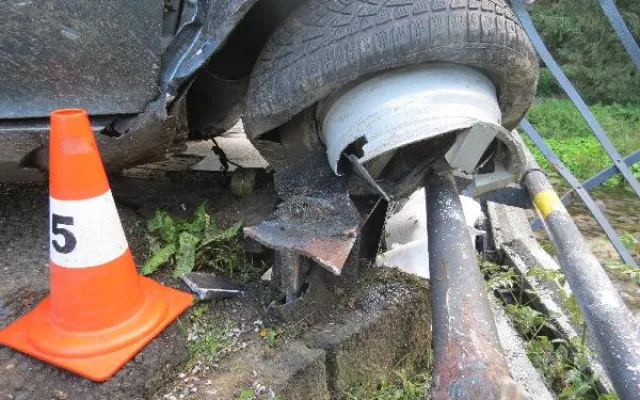 FOTO: Policie během víkendu chytla osm řidičů pod vlivem. Jedna z nich autem skončila na lávce pro pěší