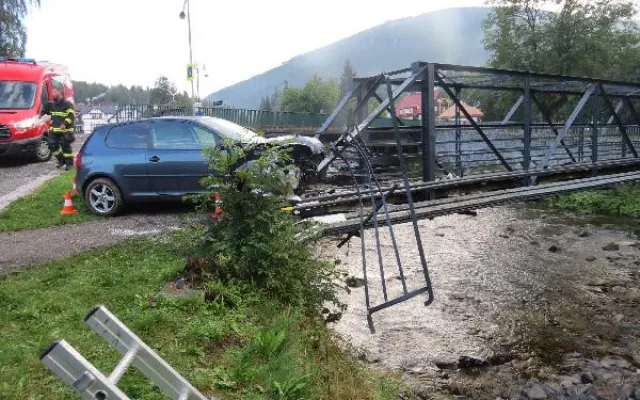 FOTO: Policie během víkendu chytla osm řidičů pod vlivem. Jedna z nich autem skončila na lávce pro pěší
