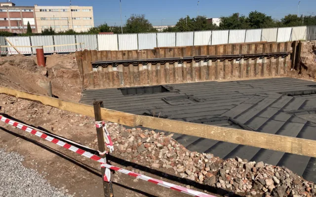 Poklepáním na základní kámen začala stavba odlehčovací služby v ulici Honkova v Hradci Králové