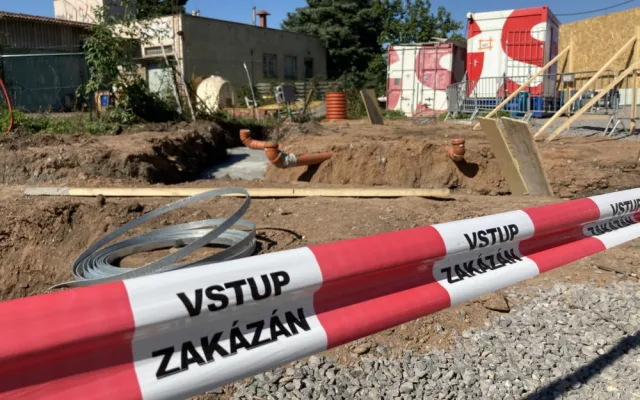 Poklepáním na základní kámen začala stavba odlehčovací služby v ulici Honkova v Hradci Králové