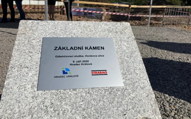 Poklepáním na základní kámen začala stavba odlehčovací služby v ulici Honkova v Hradci Králové