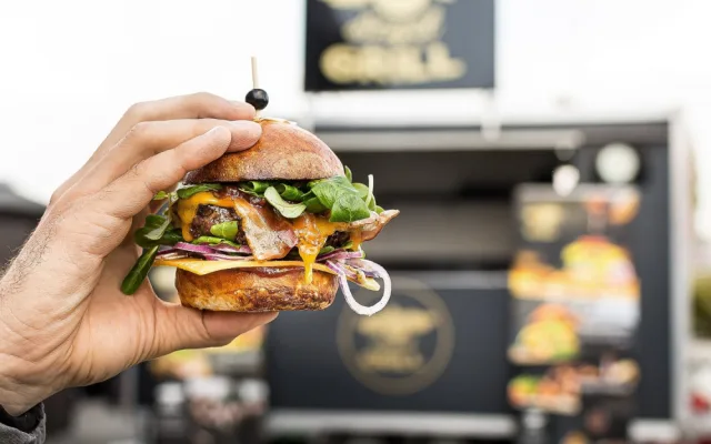 Do Hradce Králové míří druhý ročník Food Truck Festu. Kvůli koronaviru se málem nekonal