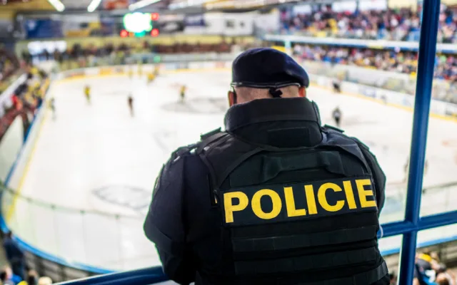 V Královéhradeckém kraji chybí zhruba stovka policistů. Vidinu benefitů často utnou psychotesty