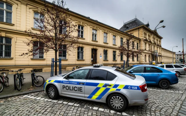 V Královéhradeckém kraji chybí zhruba stovka policistů. Vidinu benefitů často utnou psychotesty