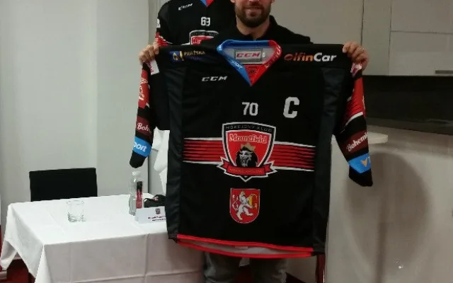 Radek Smoleňák s dresem na novou sezónu
