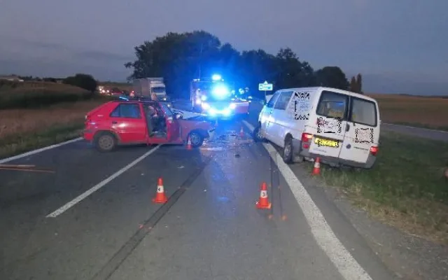 Čelní střet osobního auta s dodávkou v Černilově