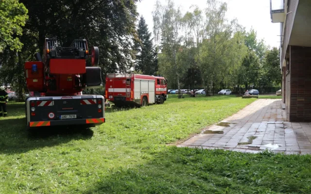 Hasiči při zásahu v Baarově ulici