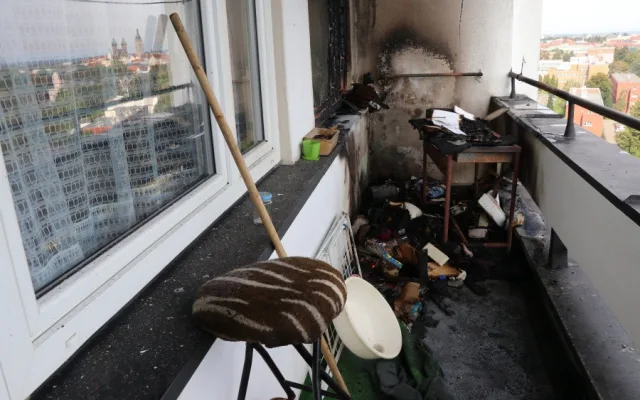 Pop požáru, který vypukl na balkoně u bytu ve 13. patře