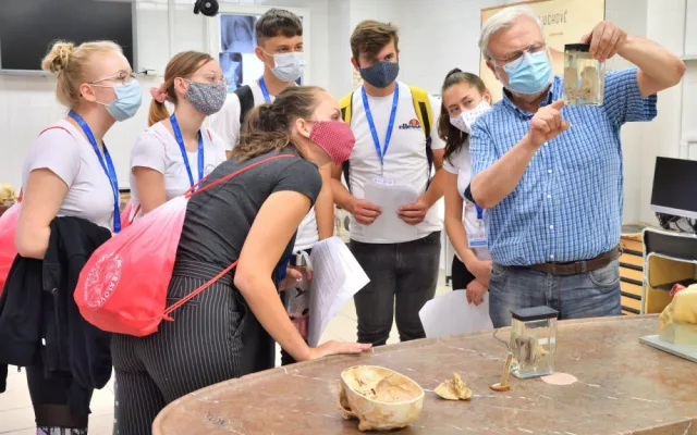 Během Medikempu si studenti vyzkoušeli medicínu nanečisto. Připravila ho Lékařská fakulta v Hradci Králové