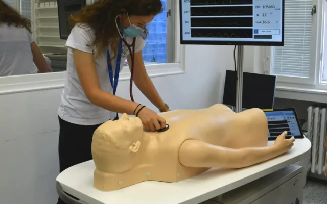 Během Medikempu si studenti vyzkoušeli medicínu nanečisto. Připravila ho Lékařská fakulta v Hradci Králové