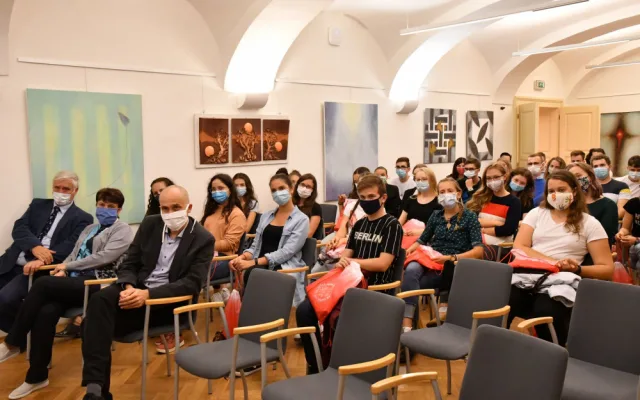 Během Medikempu si studenti vyzkoušeli medicínu nanečisto. Připravila ho Lékařská fakulta v Hradci Králové